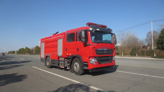 Un buon prezzo. SINOTRUK 8000 litri serbatoio dell'acqua camion pompieri 6 posti a trazione posteriore diesel 4 × 2 cambio manuale in linea